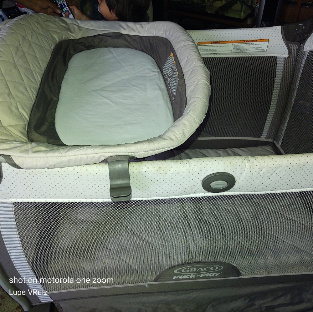 Graco pack 'n play with changing table